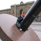 Erdachse vor dem Magdeburger Hbf - mit Kind