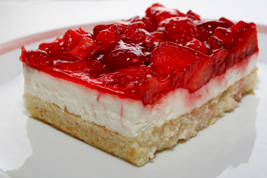 Erdbeer-Joghurt-Sahne-Schnitte Foto &amp; Bild | stillleben, food ...