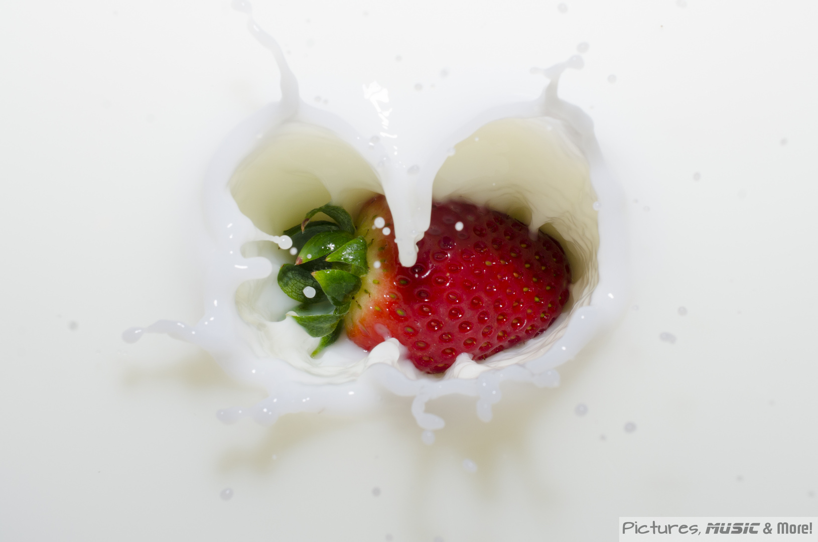 Erdbeer-Milch-Herz Foto &amp; Bild | stillleben, food-fotografie, obst ...