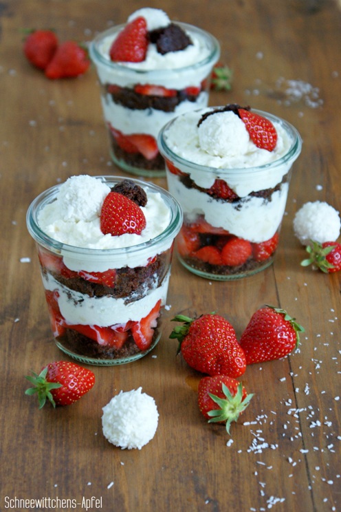 Erdbeer-Raffaello-Trifle