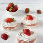 Erdbeere Rhabarber Meringues