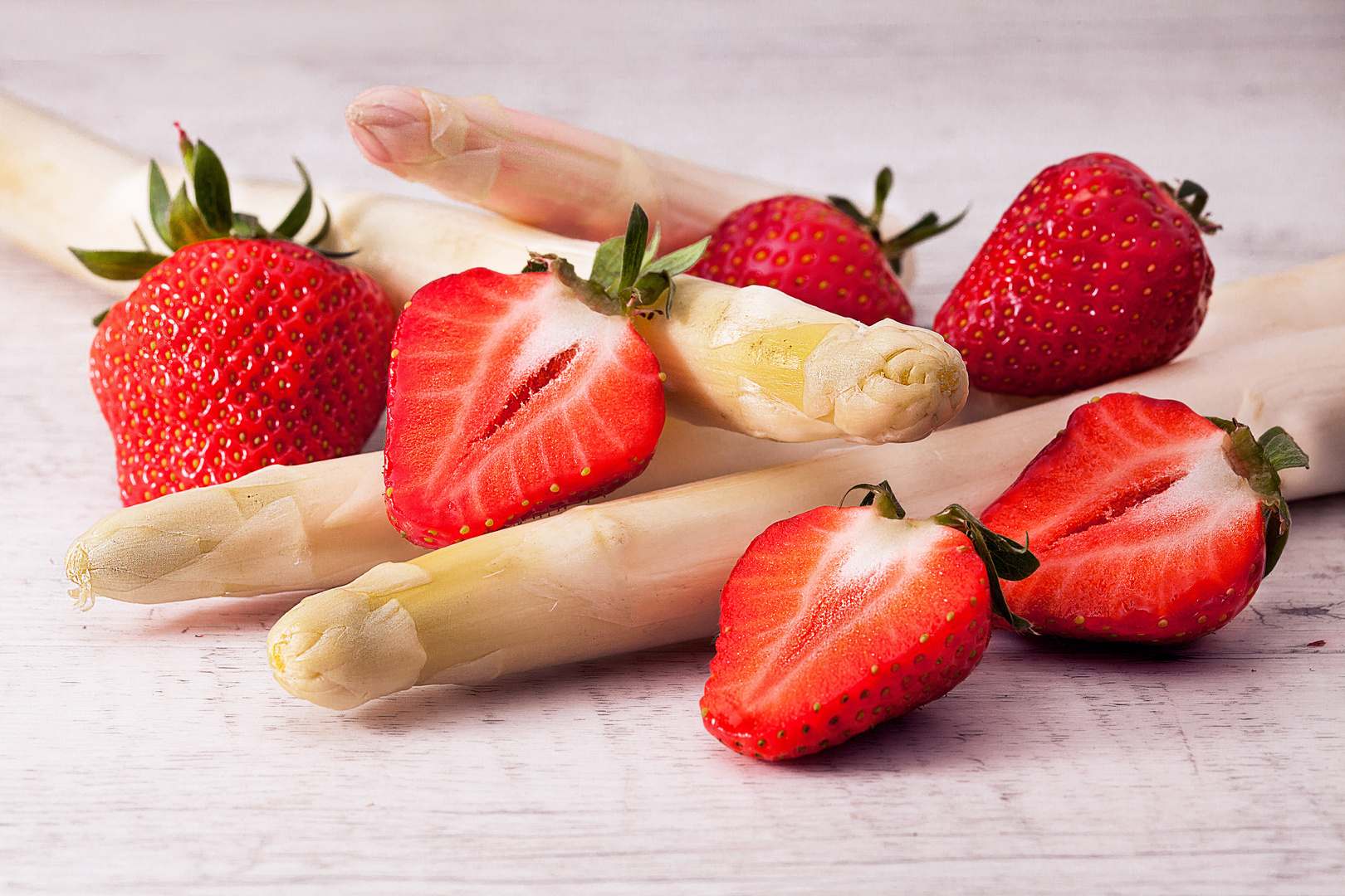 Erdbeeren an Spargel