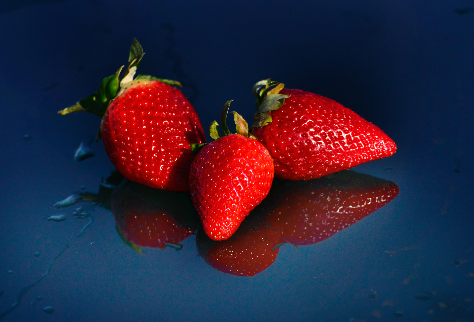 Erdbeeren auf Motorhaube