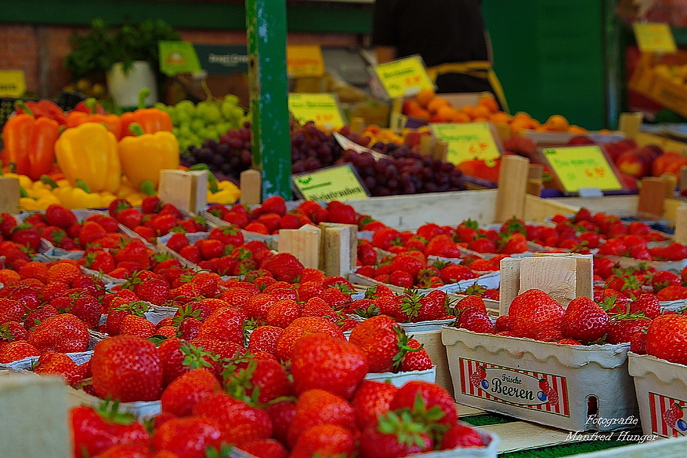 Erdbeeren und andere Früchte auf dem Wochenmarkt