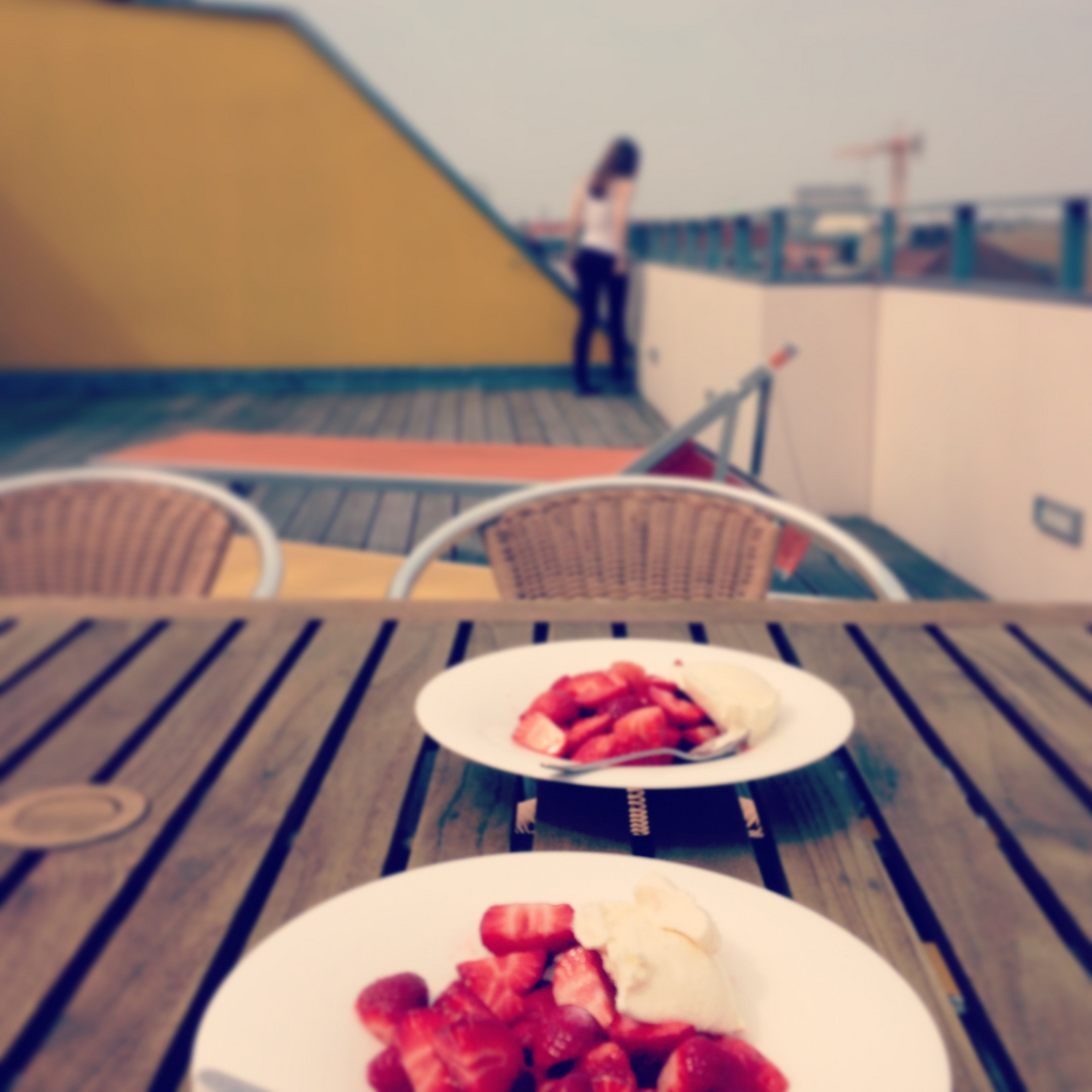 Erdbeeren und sie.