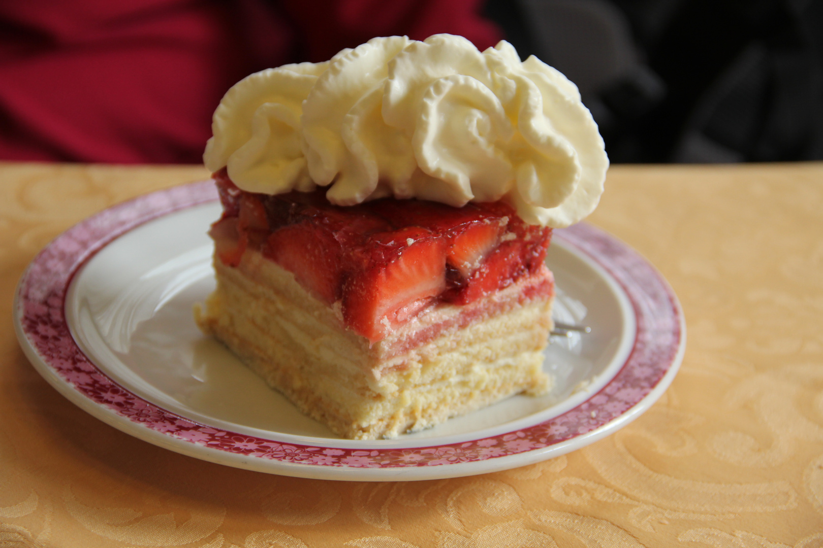 Erdbeerkuchen im Angriff