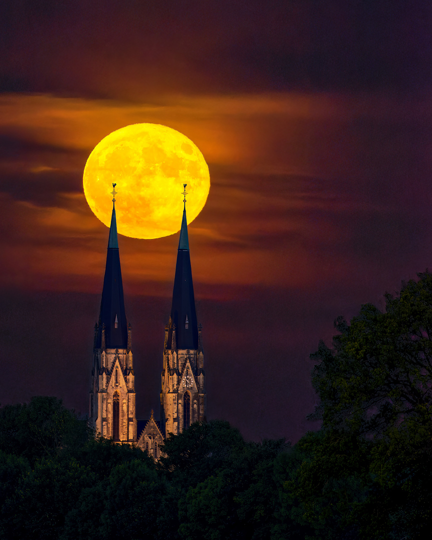 Erdbeermond (Juni 22) über dem Dom von Billerbeck im Münsterland