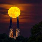 Erdbeermond (Juni 22) über dem Dom von Billerbeck im Münsterland