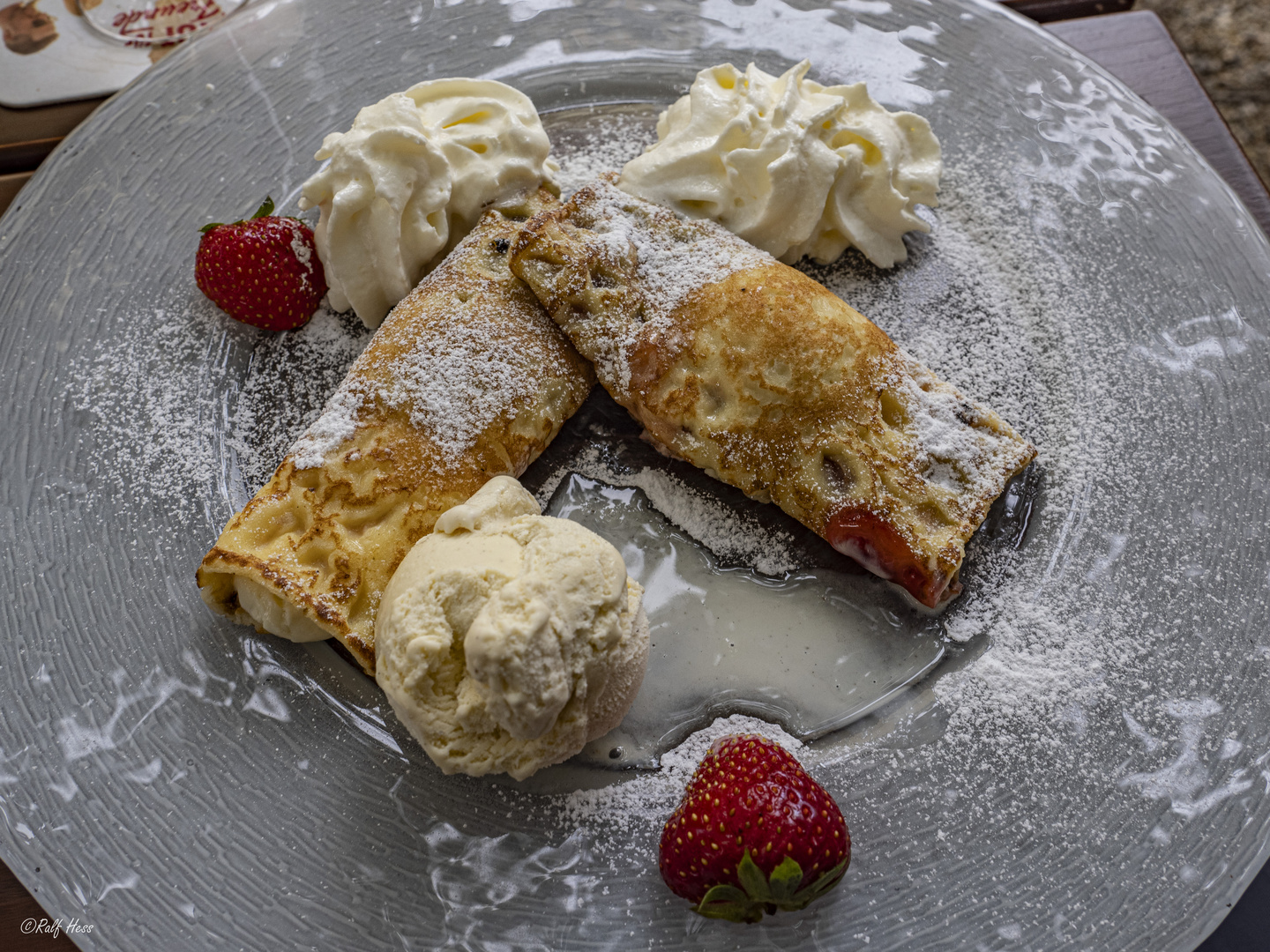 Erdbeerstrudel mit Vanilleeis (Bischofshofbrauerei)