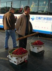 Erdbeerverkaeufer in der Innenstadt von Kunming