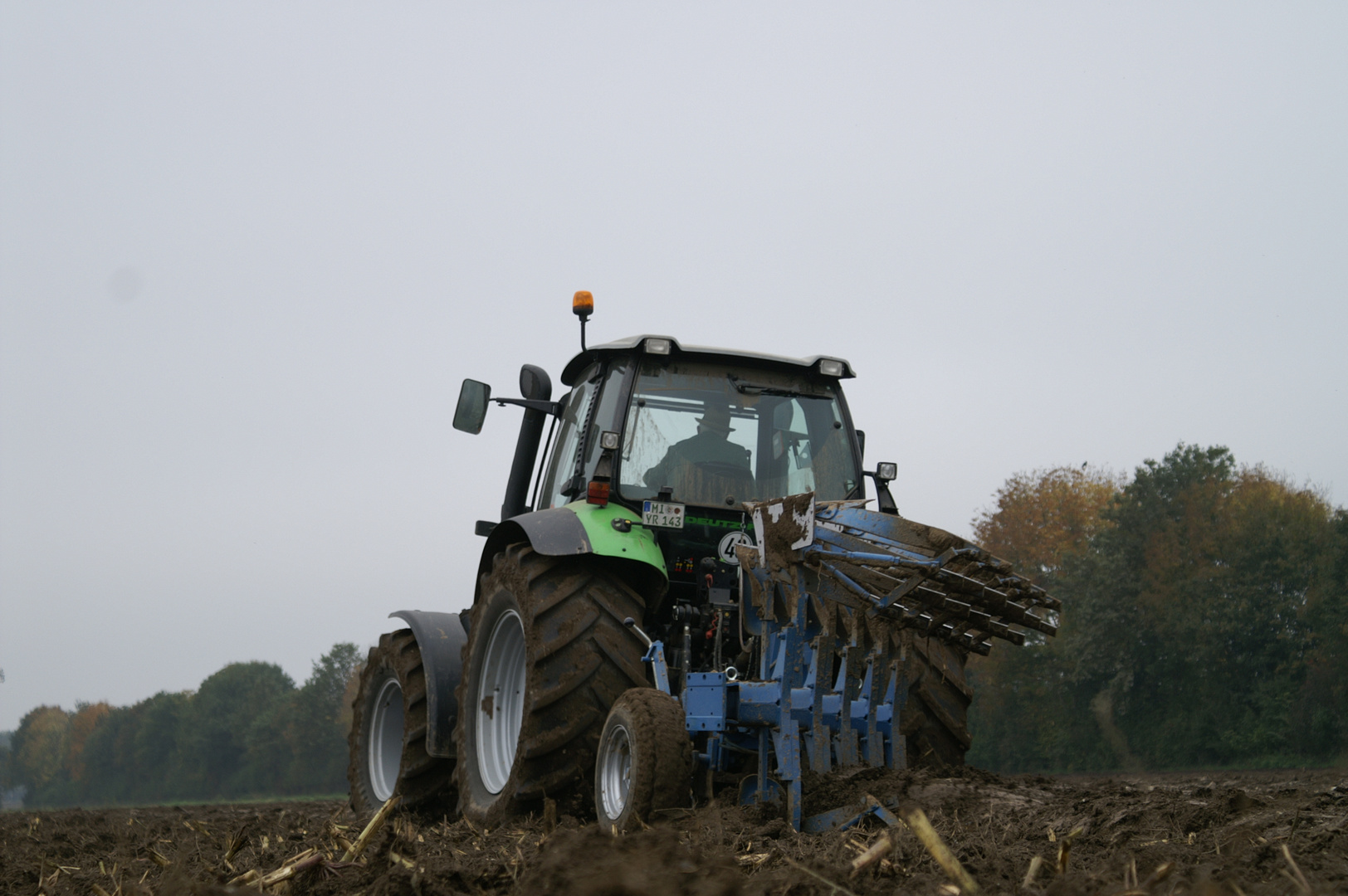 Erde umdrehen mit Deutz-Fahr Agrotron M640