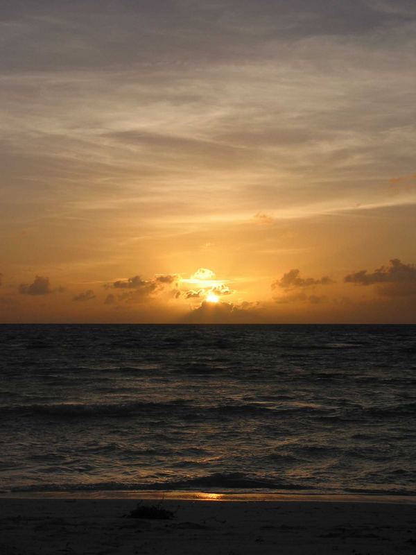 Erde, Wasser, Feuer, Luft oder Sonnenuntergang am Meer