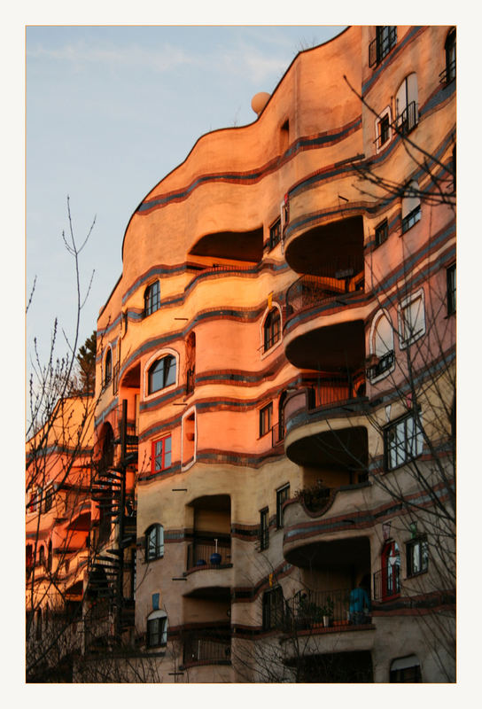 Erdfarben des Hundertwasserhauses in der Abendsonne