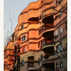 Erdfarben des Hundertwasserhauses in der Abendsonne