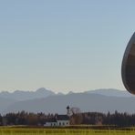 Erdfunkstelle Raisting mit Parabolantennen und dem Kircherl St. Johann-im Feldeim Herbst 2