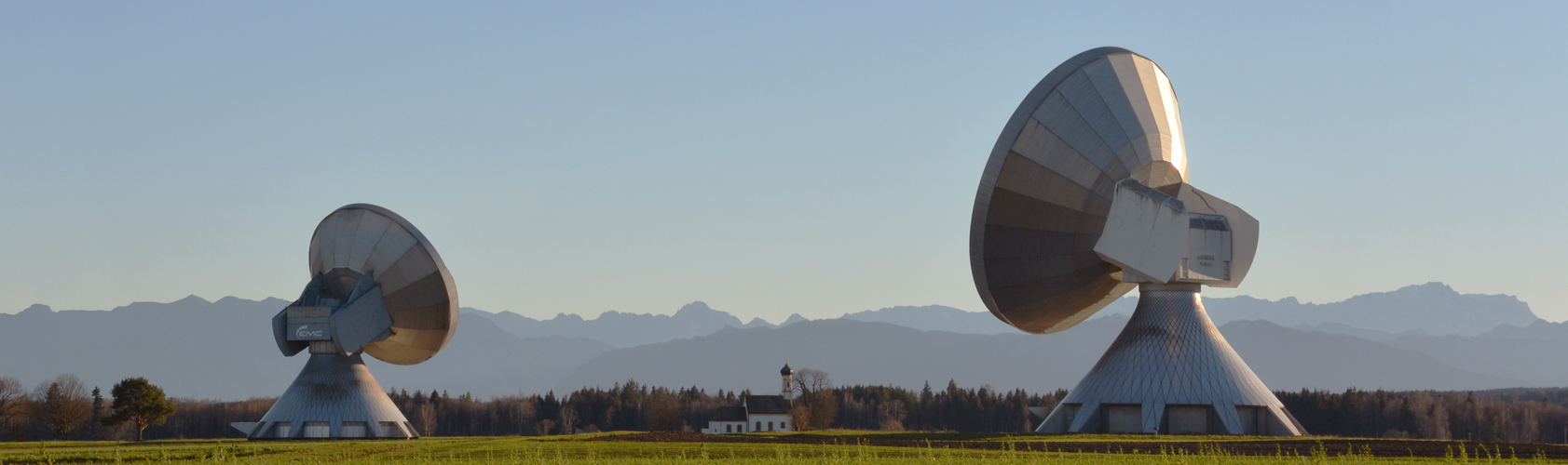 Erdfunkstelle Raisting mit Parabolantennen und dem Kircherl St. Johann-im Feldeim Herbst 2