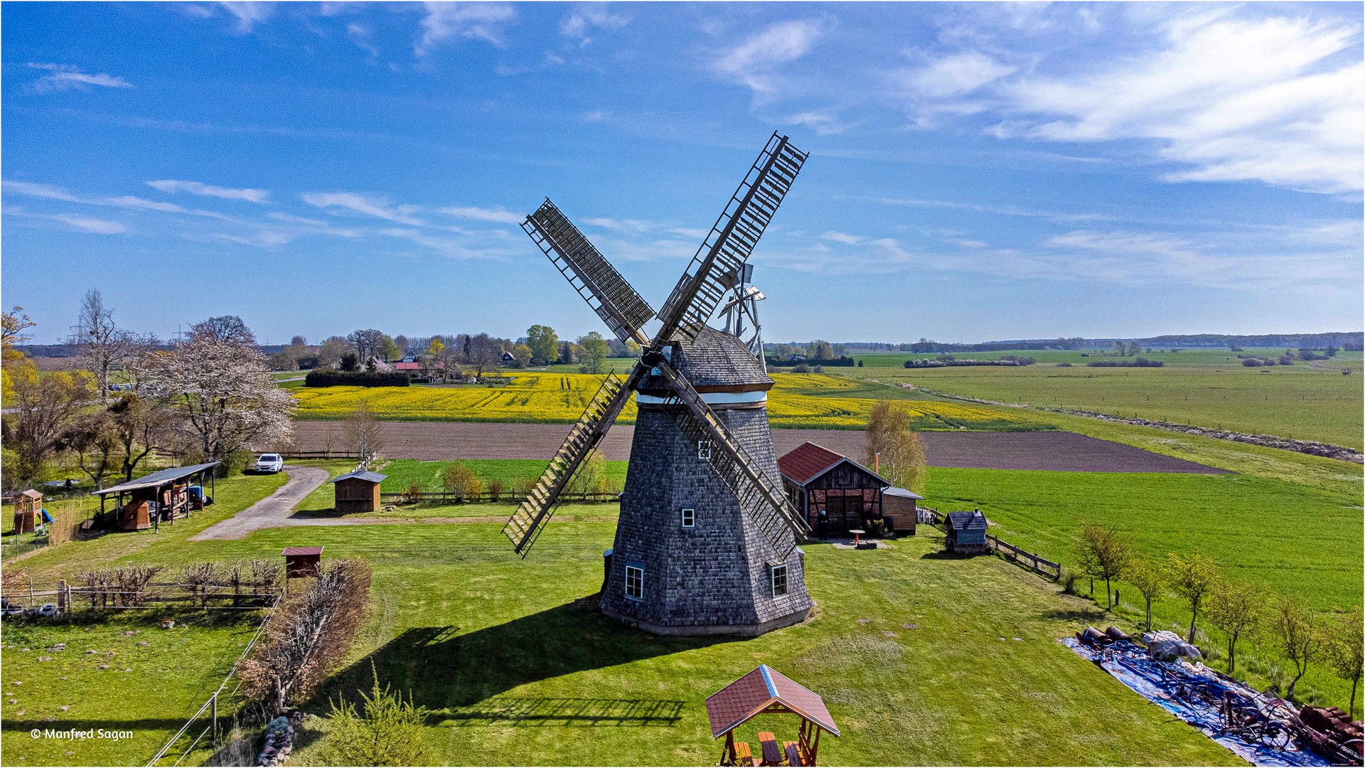 Erdholländerwindmühle in Steinhagen/Vorpommern...