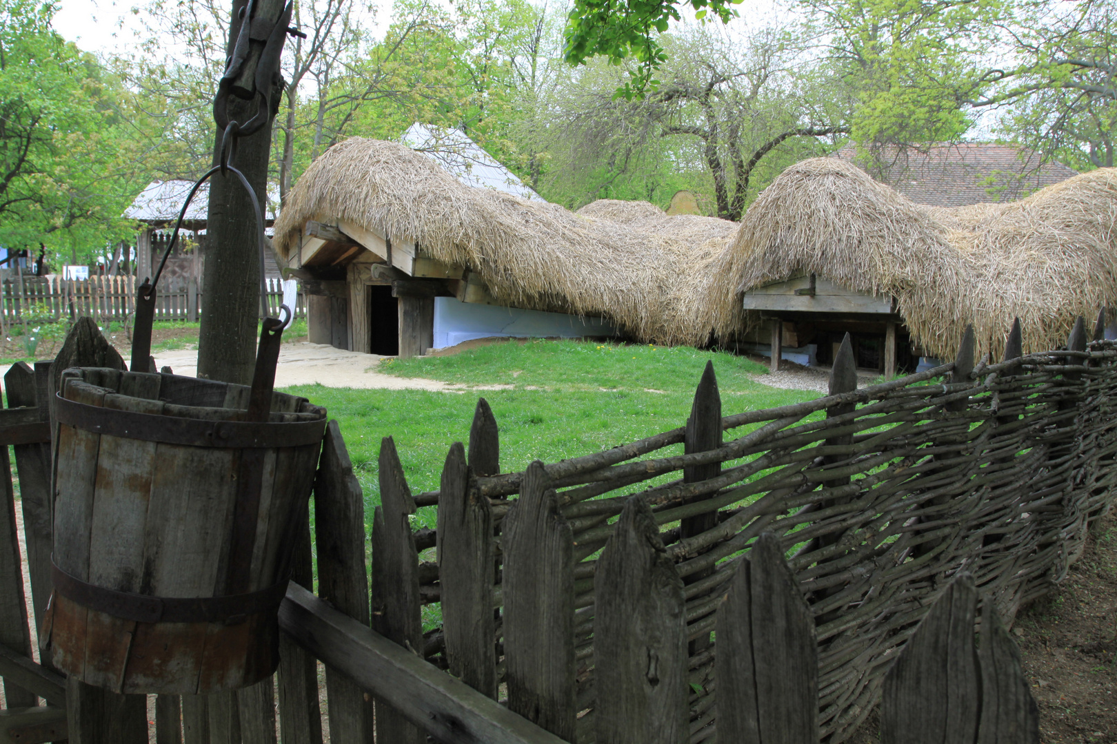 Erdhütte im Museum des rumänischen Dorfes in Bukarest