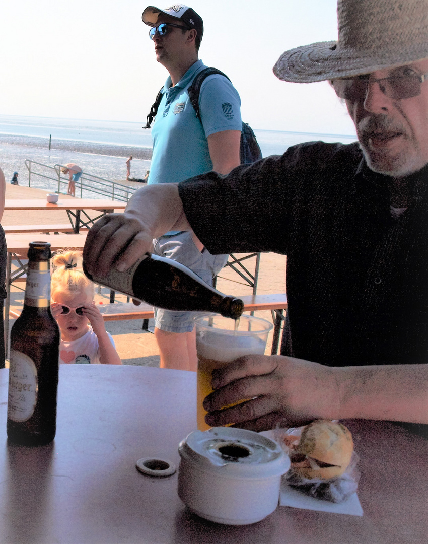 Erdinger mit Lachs(!)brötchen am ostfriesischen Meer