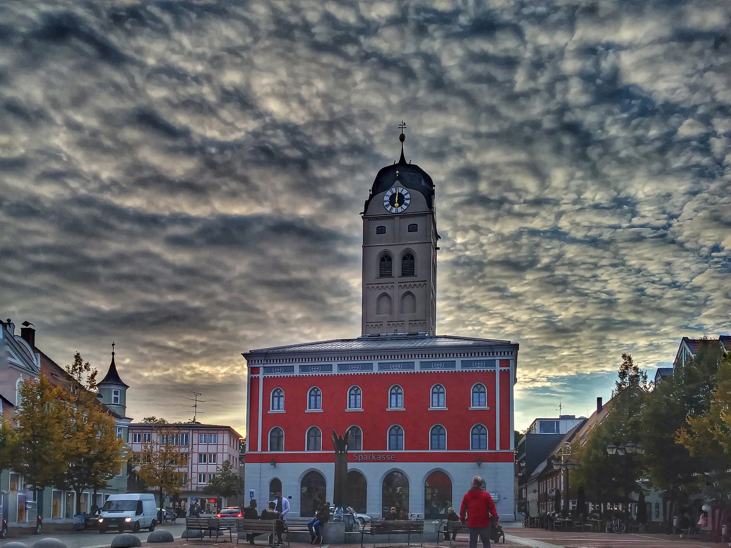 Erdinger Sparkassenturm vor dominanter Wolkenpracht