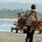 Erdnuss Verkäufer am Strand auf Bali