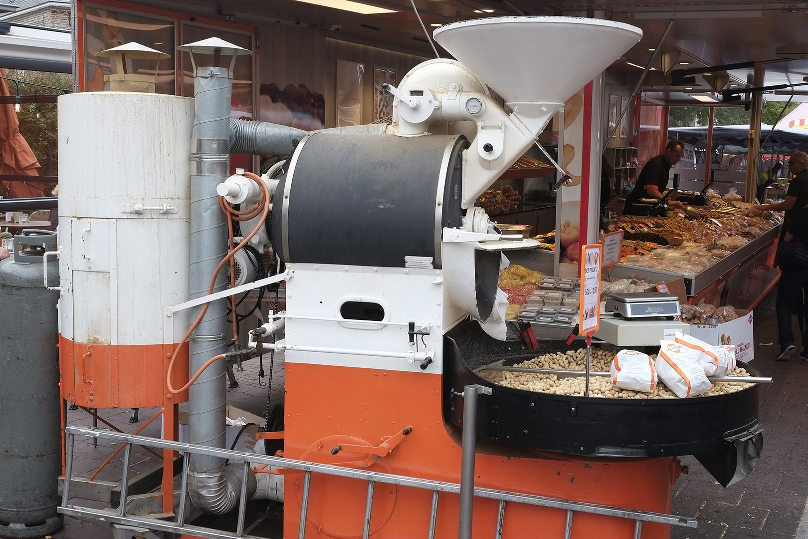 Erdnussröstmaschine auf dem Wochenmarkt in Domburg (Provinz Zeeland, NL)