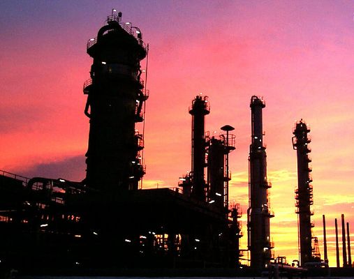 Erdölraffinerie bei Sonnenaufgang