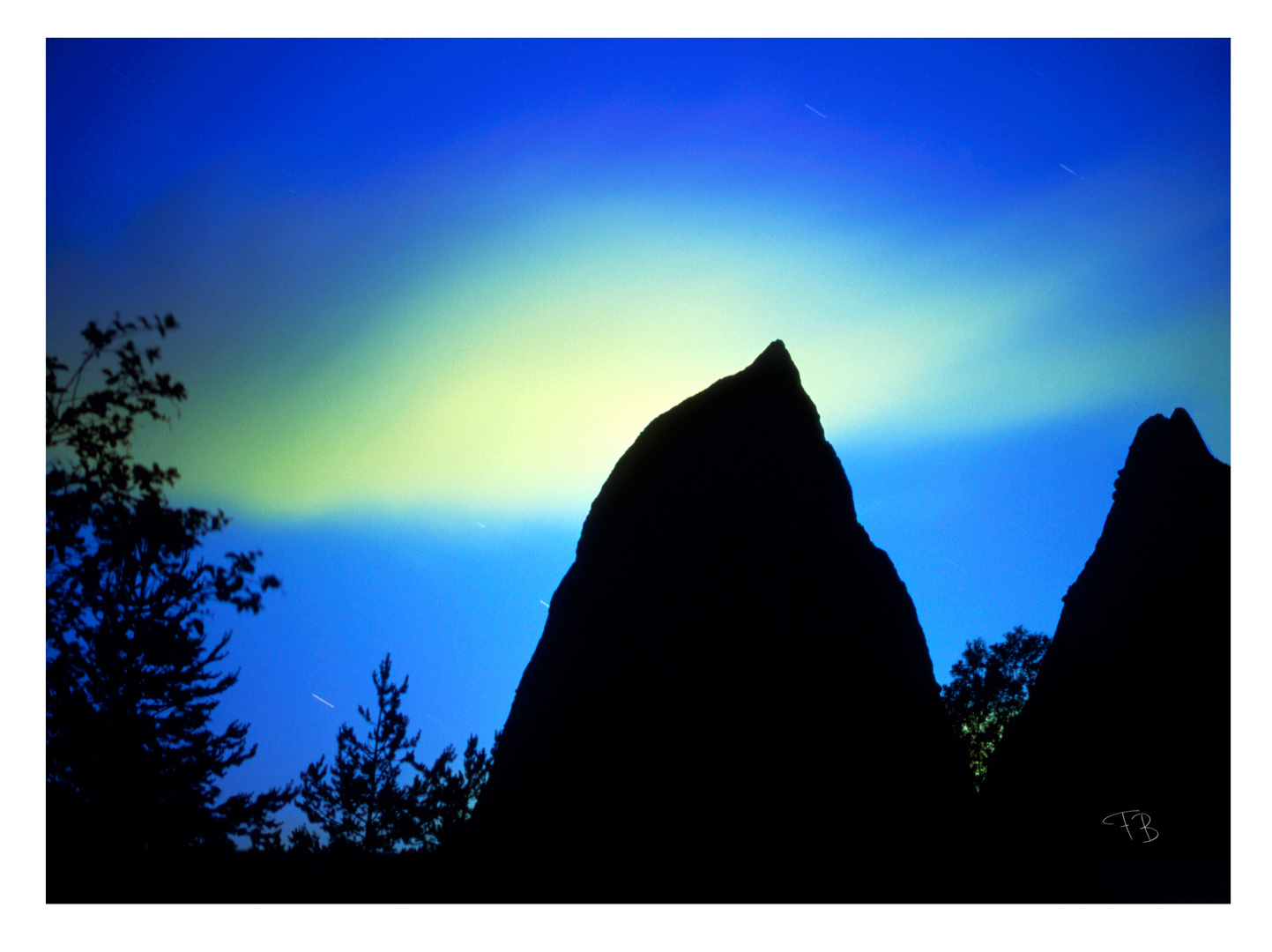 Erdpyramide und Wolke