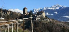 ERDPYRAMIDEN BEI SCHLOSS TIROL