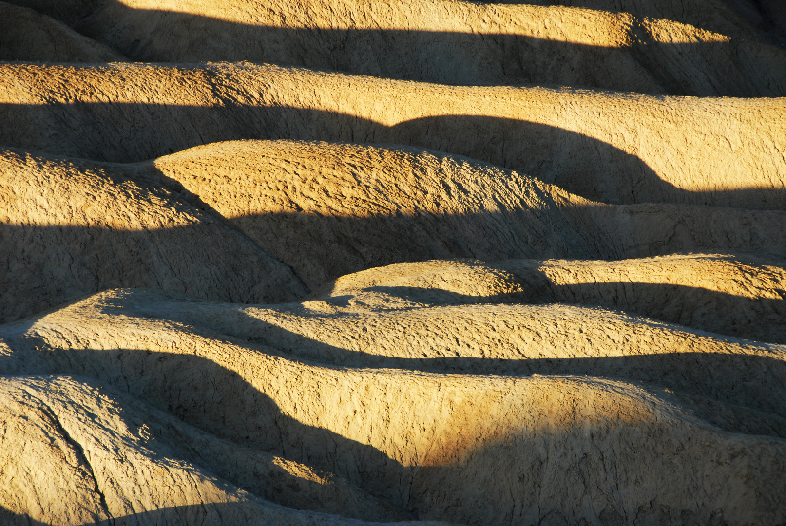 Erdstrukturen im Death Valley bei Sonnenaufgang