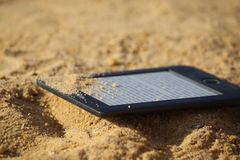 eReader im Sand