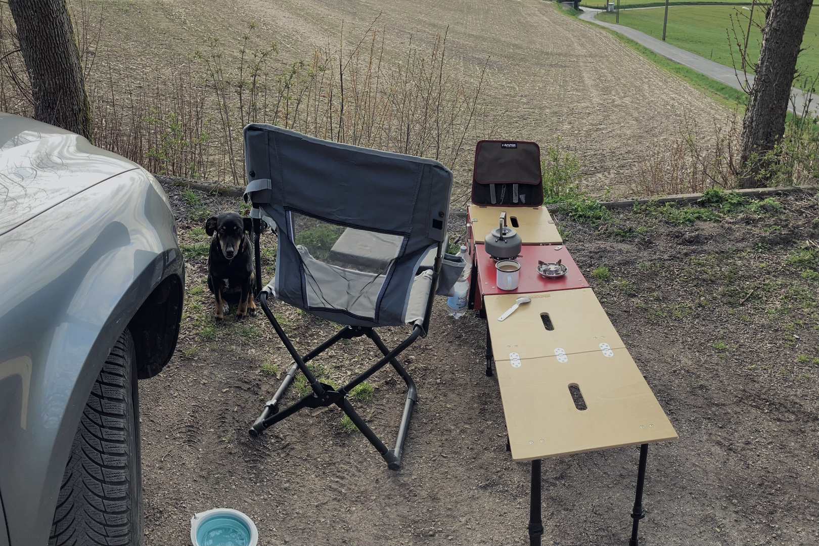 Ereignisort Wanderparkplatz: Hund fordert bei Kaffeepause von Ausblick abgewandt zeitigen Aufbruch.