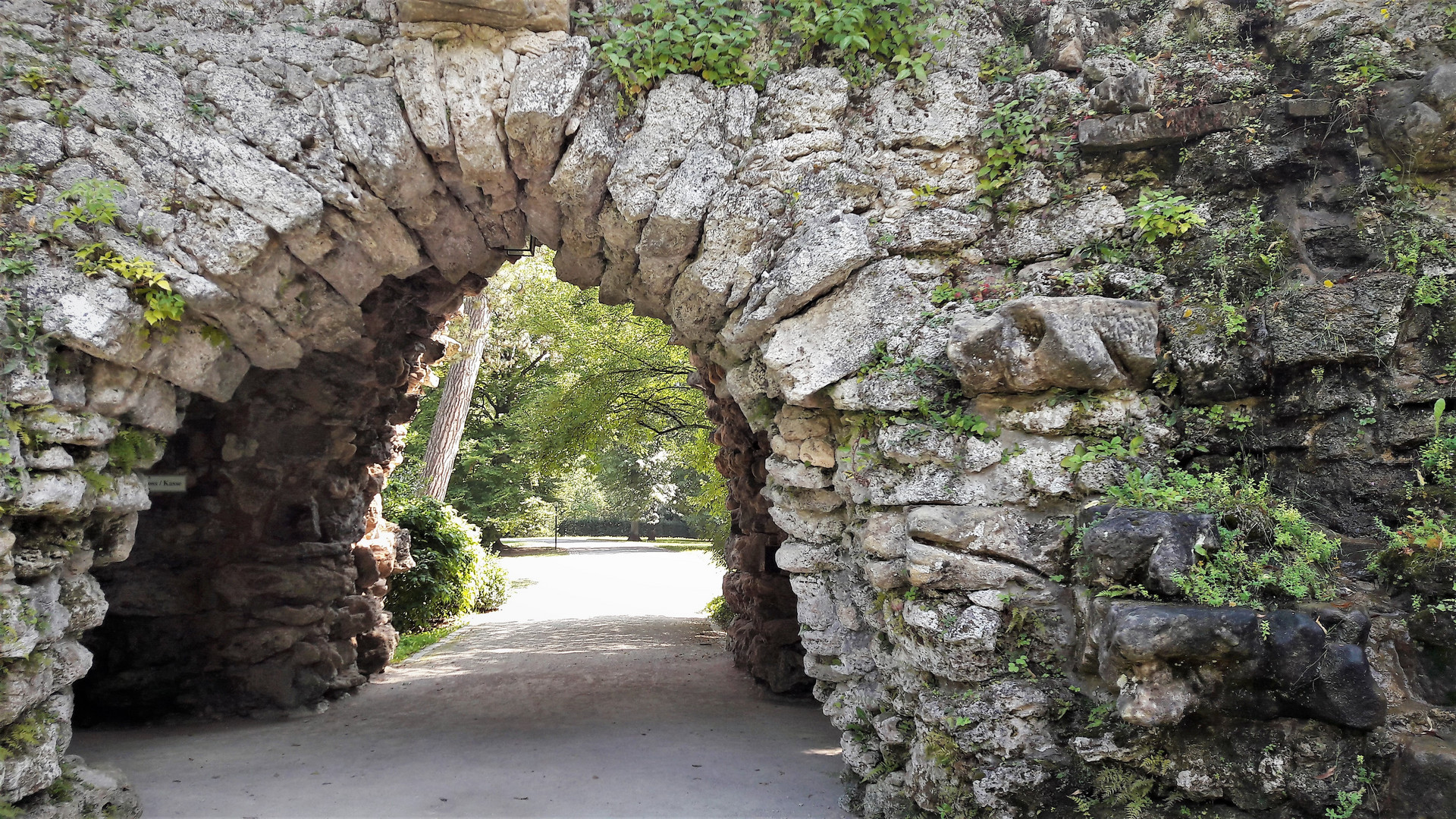 Eremitage Bayreuth Durchgang mit Pflanzenbewuchs