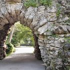 Eremitage Bayreuth Durchgang mit Pflanzenbewuchs