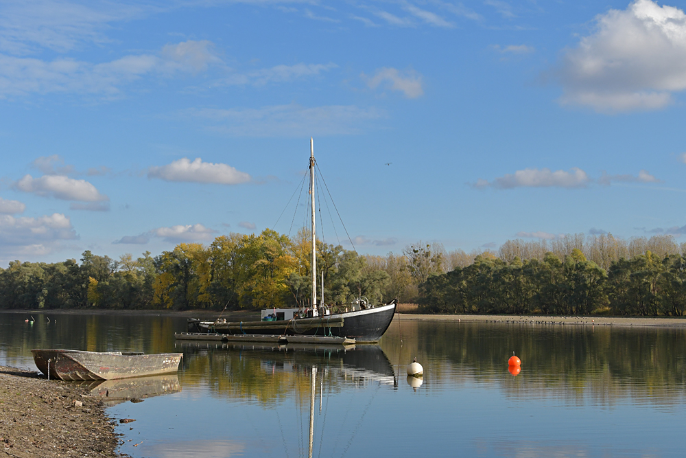 Erfelder Altrhein: Das Fischerboot 02