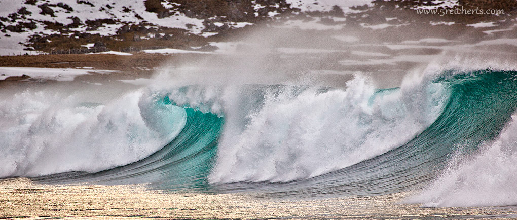 erfrischende Welle - Lofoten Surfstrand im Winter