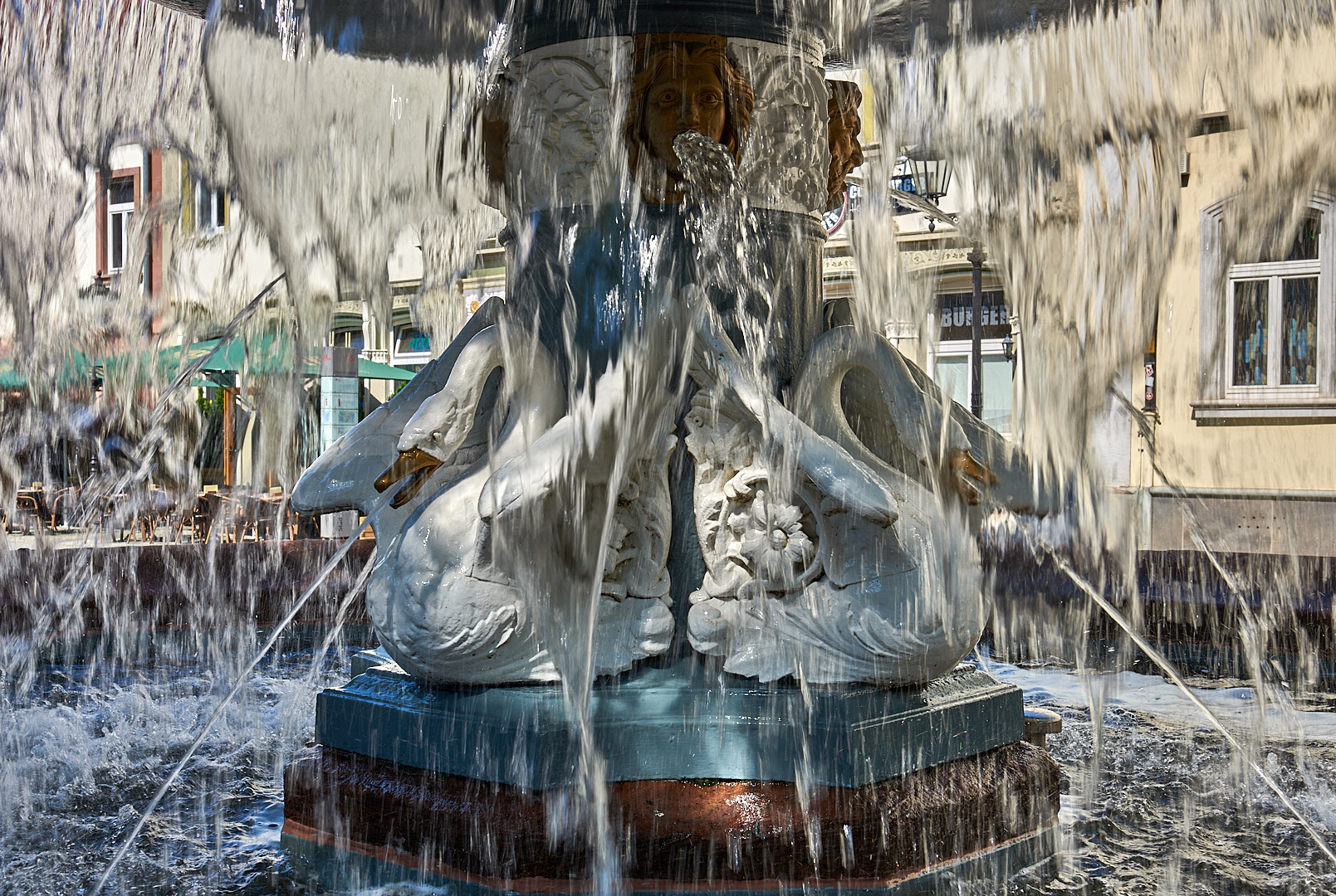 Erfrischender Blick in den Martinsbrunnen-Schwanenbrunnen...