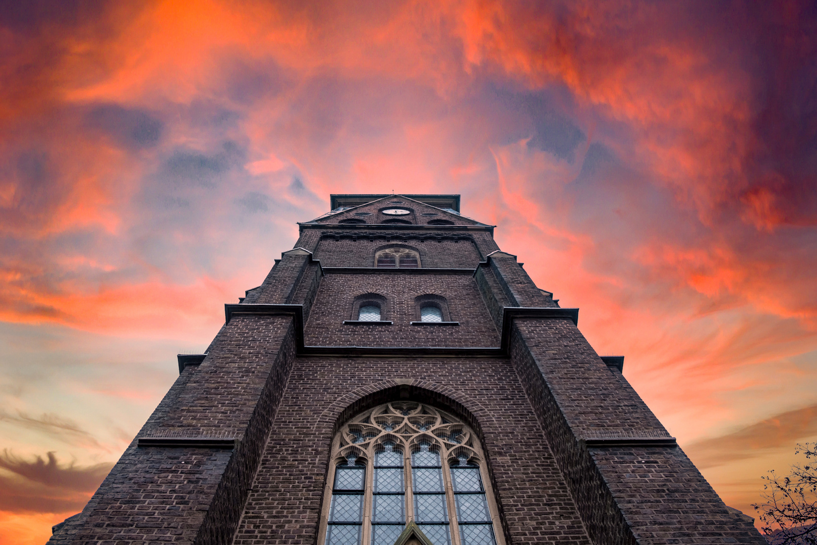 Erftstadt-Friesheim - die katholische Kirche im Abendhimmel