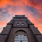 Erftstadt-Friesheim - die katholische Kirche im Abendhimmel