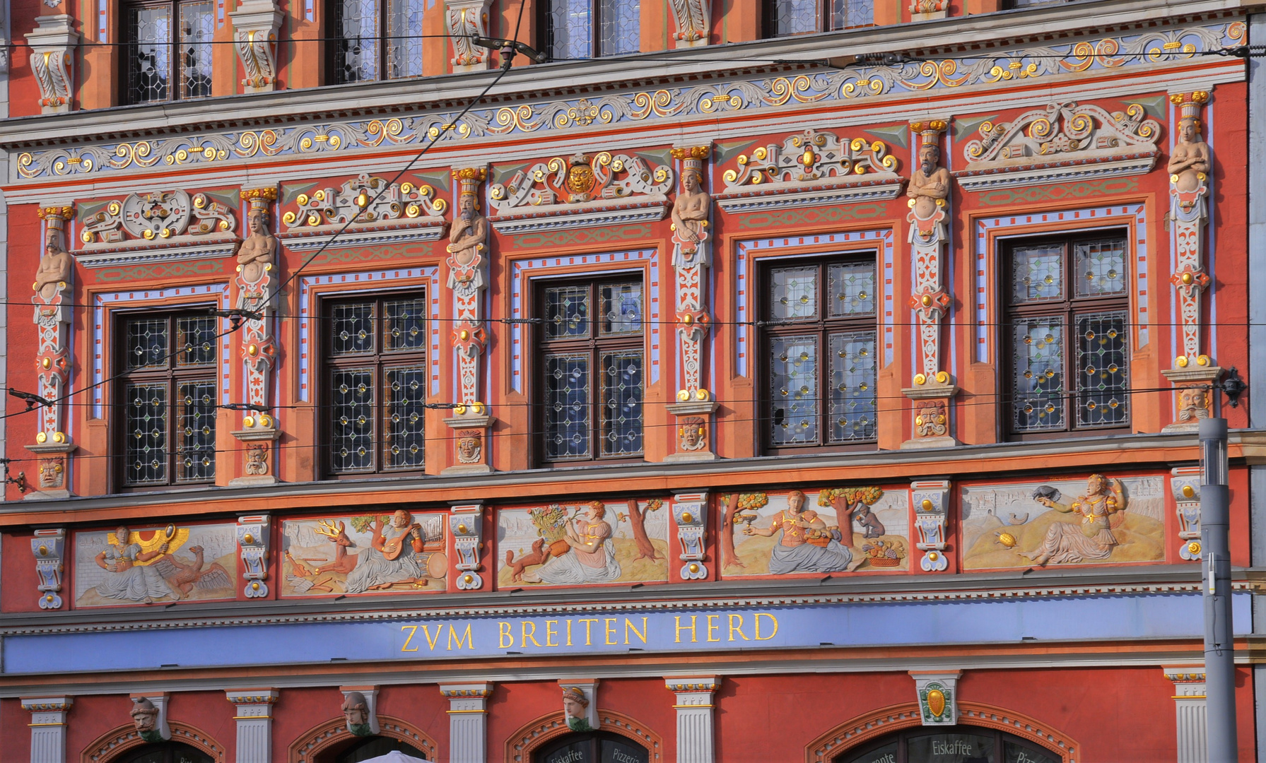 Erfurt, ein Detail des schönen Hauses am Fischmarkt