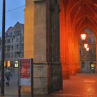 Erfurt, Fischmarkt, abends (Erfurt, la plaza "Fischmarkt" por la tarde), 