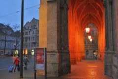 Erfurt, Fischmarkt, abends (Erfurt, la plaza "Fischmarkt" por la tarde), 