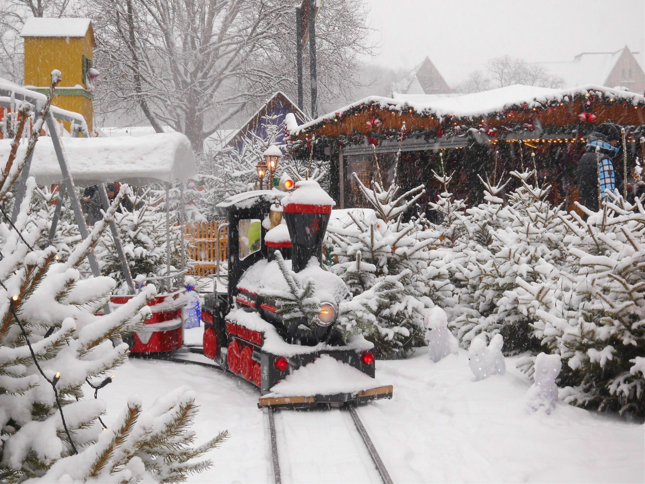 Erfurter Kinder Weihnachtsbahn im Schnee.