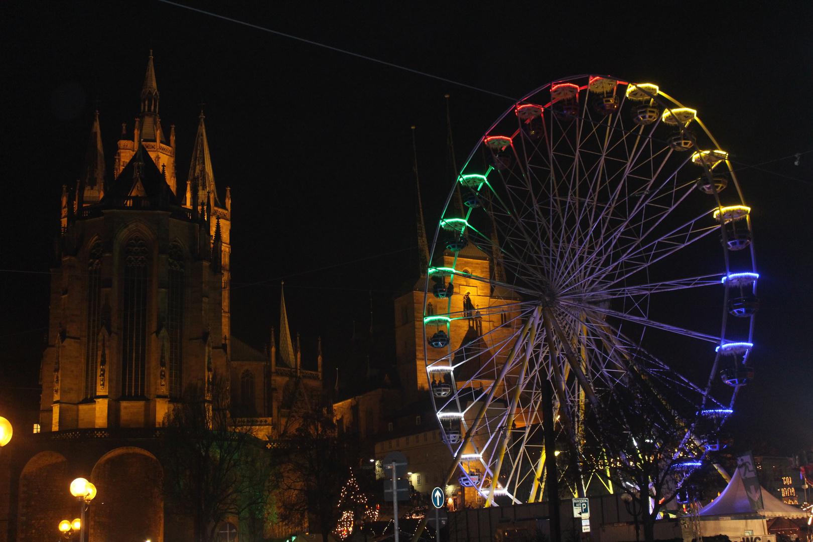 Erfurter Weihnachtsmarkt mit Blick zum Dom