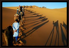 Erg Chebbi – Tiefe Sonne, lange Schatten