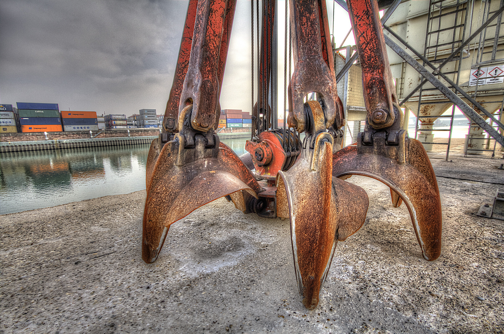 Ergreifende Szene im Hafen Mannheim