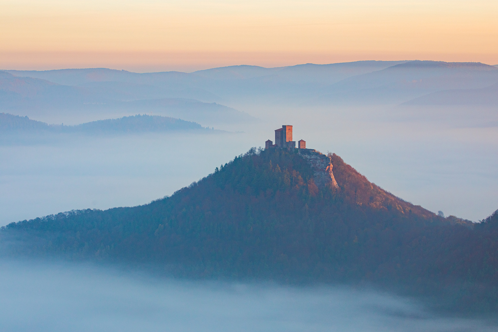 Erhaben im Nebelmeer