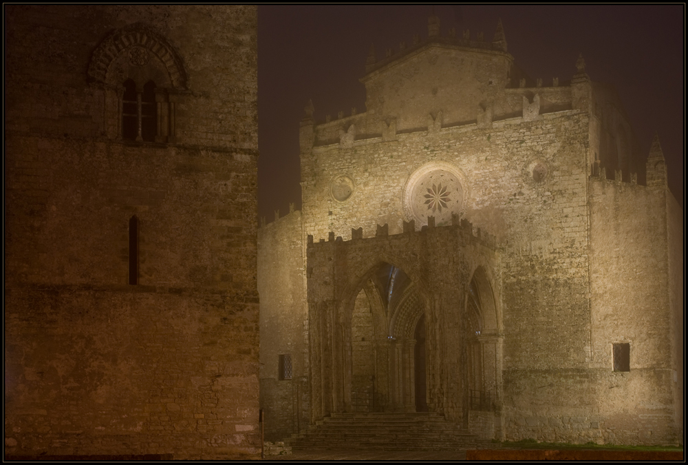 Erice im abendlichen Nebel - Sizilien