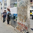 Erinnerungsfoto vor den Resten der Berliner Mauer