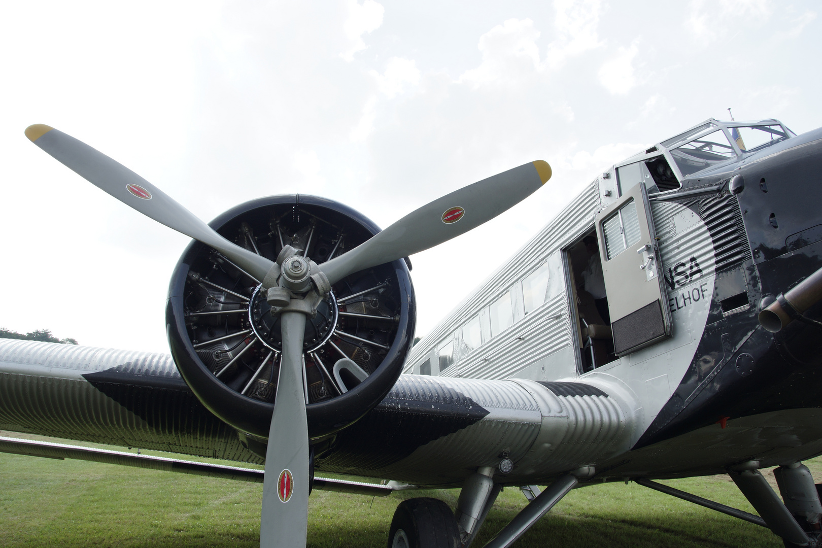 Erlebnisflug mit der Tante Ju 52/3m Bild 1